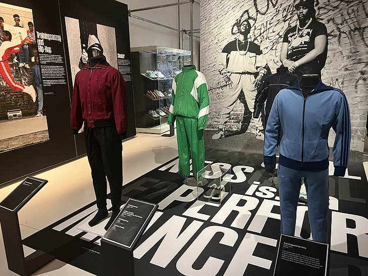 Segment "Der Trainingsanzug": Sonderausstellung „Coolness. Inszenierung von Mode im 20. Jahrhundert“ im tim Augsburg (©Foto: Martin Schmitz)